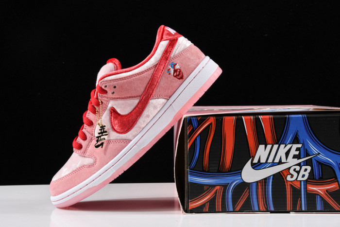 Nike Dunk SB Low strangelove skateboards CT2552-800